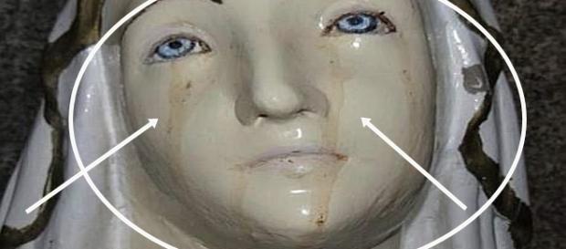 Estátua de uma santa, "chorando sangue". Estátua de uma santa, "chorando sangue".