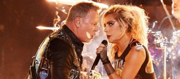 James Hetfield y Lady Gaga comparten micrófono luego de que el del vocalista fallara. James Hetfield y Lady Gaga comparten micrófono luego de que el del vocalista fallara.