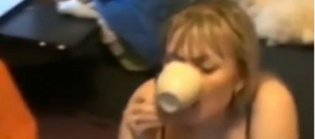 Maria foi flagrada na TV e o marido descobriu tudo Maria foi flagrada na TV e o marido descobriu tudo