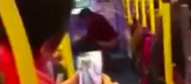 Mulher não aguentou e foi mesmo ali Mulher não aguentou e foi mesmo ali