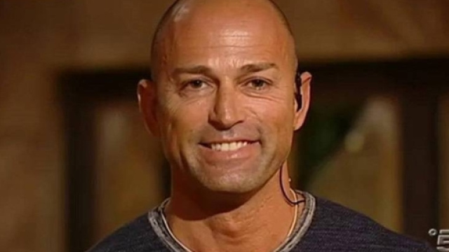 Isola dei Famosi 2017: Bettarini scopre Ceccherini intento a trafugare del cibo.