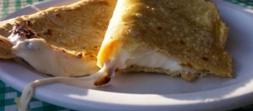 Una quesadilla clásica con queso y tortilla de maíz.