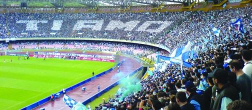 Una splendida coreografia del pubblico del San Paolo di Napoli