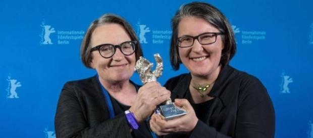 Agnieszka Holland i Katarzyna Adamik z nagrodą. Fot. facebook Agnieszka Holland i Katarzyna Adamik z nagrodą. Fot. facebook