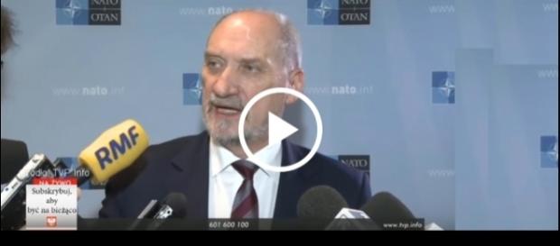 Antoni Macierewicz "zgasił" dziennikarza TVN-u. Antoni Macierewicz "zgasił" dziennikarza TVN-u.