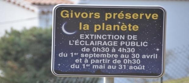 Des panneaux, plein de panneaux mais toujours pas d'éclairage! Des panneaux, plein de panneaux mais toujours pas d'éclairage!
