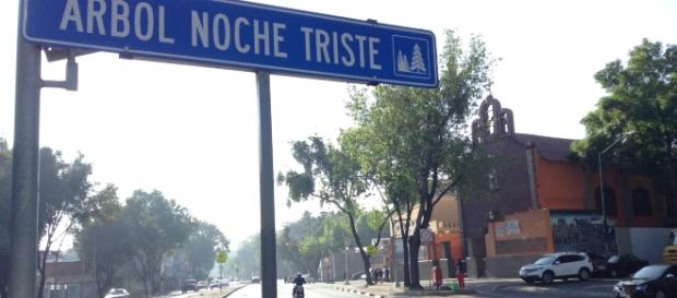 Perspectiva de la Calzada de Tacuba a la altura de Cuitlahuac; nótese la ciclovía. Perspectiva de la Calzada de Tacuba a la altura de Cuitlahuac; nótese la ciclovía.