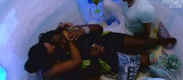 Roberta ficou com ciúmes de Emilly no BBB 17 Roberta ficou com ciúmes de Emilly no BBB 17