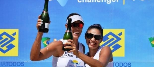 Chell (esquerda) e sua parceira de jogos, Andrezza Chell (esquerda) e sua parceira de jogos, Andrezza