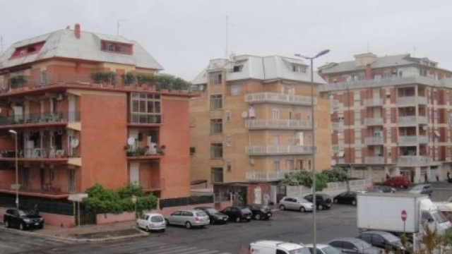 A Nuova Ostia 1200 famiglie rischiano di essere sgomberate per un contenzioso tra Comune di Roma e costruttori.