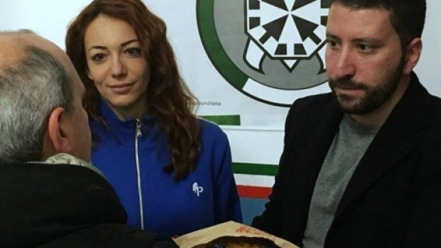 La consegna dei pacchi alimentari avviene nelle sedi del movimento.