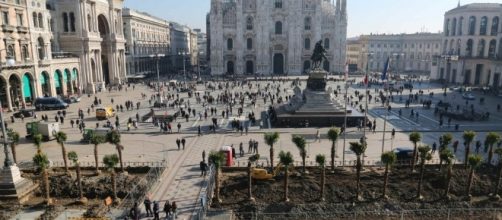 Milano: in fiamme 3 palme in Piazza Duomo