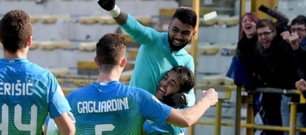 Jogador brasileiro correu para o abraço após seu primeiro gol Jogador brasileiro correu para o abraço após seu primeiro gol