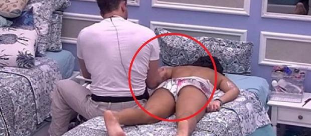 Marcos pede creminho e Emily ouve 'camisinha' Marcos pede creminho e Emily ouve 'camisinha'