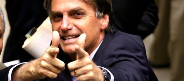 O deputado Jair Bolsonaro foi defendido na sessão de comentários e o autor da coluna, rebatido. O deputado Jair Bolsonaro foi defendido na sessão de comentários e o autor da coluna, rebatido.