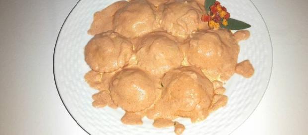 RAVIOLI IN SALSA ROSA CON CUORE AI GAMBERI | Ricette e segreti di ... - ghiottissimo.it RAVIOLI IN SALSA ROSA CON CUORE AI GAMBERI | Ricette e segreti di ... - ghiottissimo.it