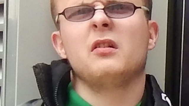 UK, appeso a un albero e massacrato dagli amici