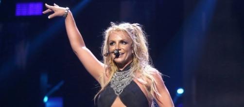 Britney Spears Experiences Wardrobe Malfunction In Las Vegas Show