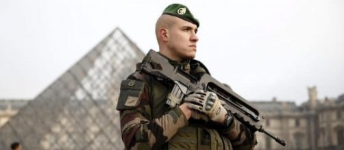 Attentato al Louvre, soldato spara un attentatore che voleva aggredirlo con un machete