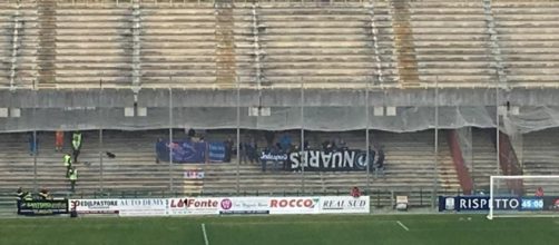Tifosi del Novara a Salerno espongono striscione al contrario per protesta.