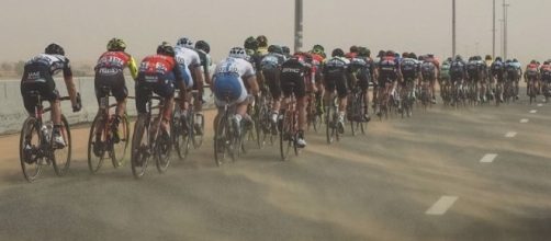 Una vera tempesta di sabbia sui corridori al Dubai Tour