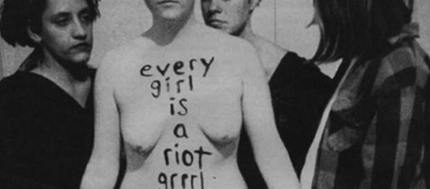 El movimiento incluyó la creación de fanzines y grupos de apoyo para tratar temas como la violencia física y emocional en contra de las mujeres. El movimiento incluyó la creación de fanzines y grupos de apoyo para tratar temas como la violencia física y emocional en contra de las mujeres.
