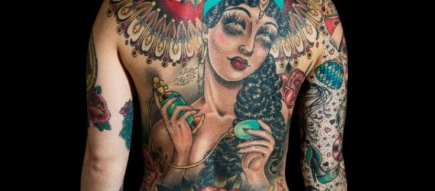 Tutti pazzi per i tatuaggi, a New York una grande mostra li celebra. Foto: nyhistory.org Tutti pazzi per i tatuaggi, a New York una grande mostra li celebra. Foto: nyhistory.org