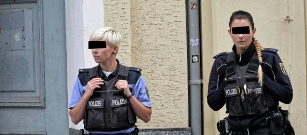 Zwei Polizeibeamtinnen vor der Wohnung der beiden Angeklagten kurz nach dem Fund der Leiche (Quelle: Pressefoto-Copyright Lutz Sebastian | mz-web.de Zwei Polizeibeamtinnen vor der Wohnung der beiden Angeklagten kurz nach dem Fund der Leiche (Quelle: Pressefoto-Copyright Lutz Sebastian | mz-web.de