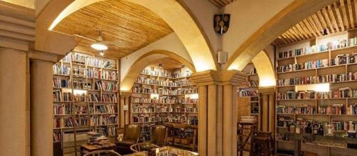 Un hotel con 50 mil libros para los amantes de las bibliotecas ... - peru.com