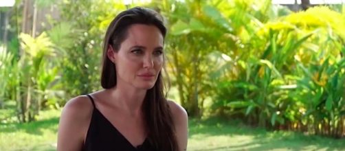 Angelina Jolie in lacrime parla del divorzio con Brad Pitt
