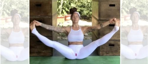 Mulher faz vídeo com aula de Yoga menstruada