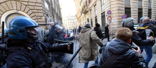 Roma: tensione durante la protesta dei tassisti