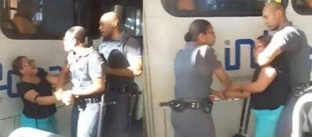 A confusão aconteceu durante o embarque de ônibus em Salvador. A confusão aconteceu durante o embarque de ônibus em Salvador.