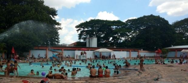 Calor Intenso leva pessoas frequentarem as piscinas públicas. Foto: Ivana Riformatto Calor Intenso leva pessoas frequentarem as piscinas públicas. Foto: Ivana Riformatto