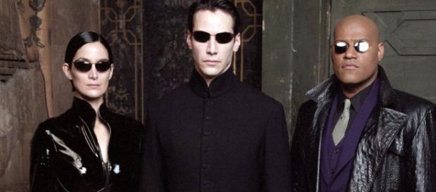Carrie Anne Moss, Keanu Revees e Laurence Fishburne ( da esquerda para a direita) em "Matrix" Carrie Anne Moss, Keanu Revees e Laurence Fishburne ( da esquerda para a direita) em "Matrix"