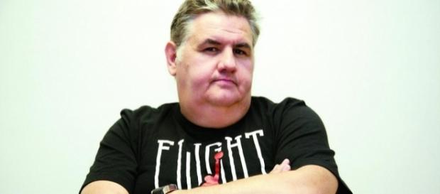CLASH : Pierre Ménès détruit un internaute sur Twitter ! CLASH : Pierre Ménès détruit un internaute sur Twitter !