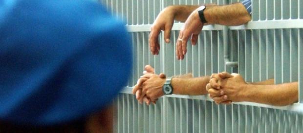 Detenuto scrive di essere stato torturato, scoppia lo scandalo carceri. Detenuto scrive di essere stato torturato, scoppia lo scandalo carceri.