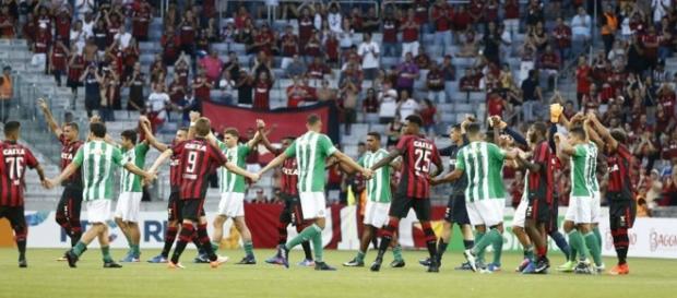 Jogadores do Atlético-PR e Coritiba deram as mãos e resolveram não jogar em forma de protesto Jogadores do Atlético-PR e Coritiba deram as mãos e resolveram não jogar em forma de protesto