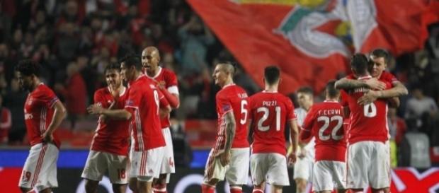 Lindelof abraçado ao colega de equipe Lindelof abraçado ao colega de equipe
