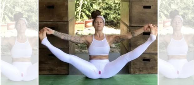 Mulher faz vídeo com aula de Yoga menstruada Mulher faz vídeo com aula de Yoga menstruada