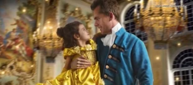 Pai fotógrafo presenteia filha com ensaio temático de ''A Bela e a Fera''. Reprodução: Youtube/Inside Edition Pai fotógrafo presenteia filha com ensaio temático de ''A Bela e a Fera''. Reprodução: Youtube/Inside Edition