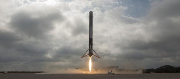 Racheta Falcon 9 aterizează la Centrul Spațial Kennedy din Cape Canaveral - Foto: Flickr/SpaceX Racheta Falcon 9 aterizează la Centrul Spațial Kennedy din Cape Canaveral - Foto: Flickr/SpaceX