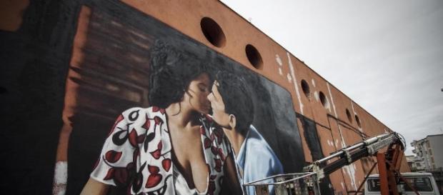 Scena tratta dal film 'Il Postino' e realizzata nel nuovo murales di Jorit Agoch come omaggio a Massimo Troisi. Scena tratta dal film 'Il Postino' e realizzata nel nuovo murales di Jorit Agoch come omaggio a Massimo Troisi.