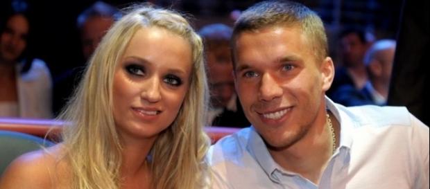Sohn Louis trägt Lukas Podolski ... | Awww! So süß verkündet Lukas ... - ok-magazin.de Sohn Louis trägt Lukas Podolski ... | Awww! So süß verkündet Lukas ... - ok-magazin.de