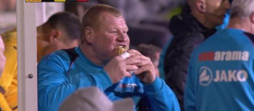 Sutton reserve keeper Wayne Shaw chomps a pie gives two fingers up ... - thesun.co.uk