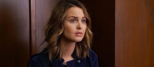 Camilla Luddington struggles to hide her baby bump on 'Grey's Anatomy' [Image from ABC]