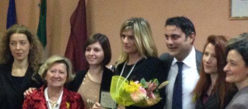 Federica Angeli riceve un premio dal presidente del Pd del X Municipio poi arrestato nell'inchiesta di Mafia Capitale.