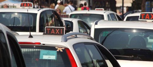 Maxiprotesta dei tassisti a Roma contro Uber