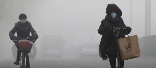 Pedoni con maschere antigas. Allarme rosso in Cina per alti livelli di inquinamento (foto-reuters)