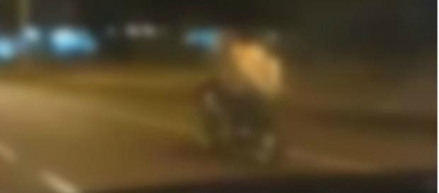 Casal circulava de moto quando foi apanhado Casal circulava de moto quando foi apanhado